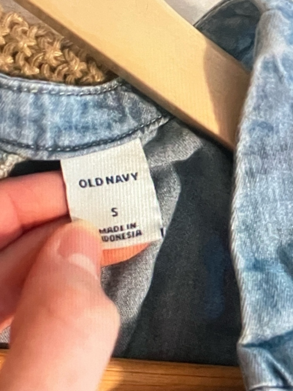 Old Navy Chambray V-Neck Tank Top - Blue - Picture 4 of 5